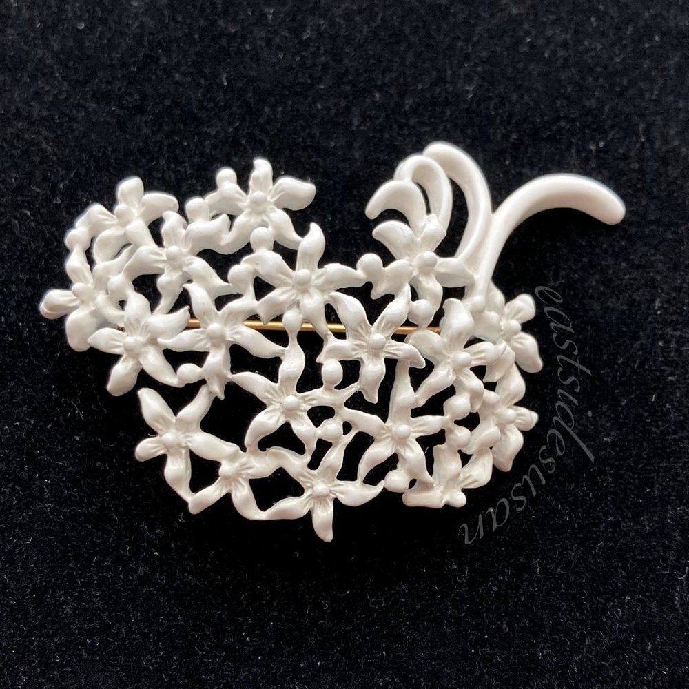 Excellent Signed VTG MONET Pin / Brooch Large spray of white flowers